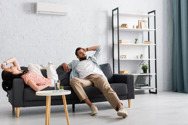 Tired Couple Suffering Heat Couch Living Room — Stock Photo, Image