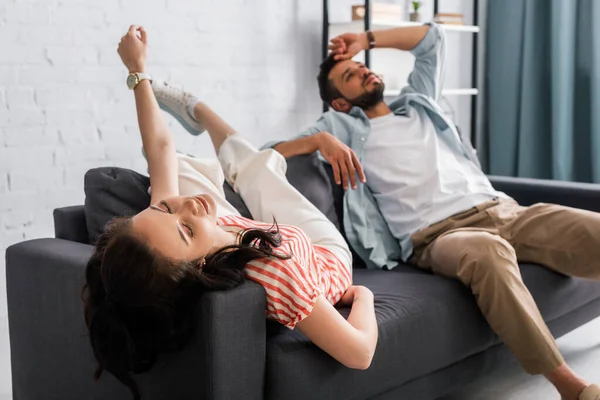 Selective Focus Young Woman Suffering Heat Boyfriend Couch — Stock Photo, Image