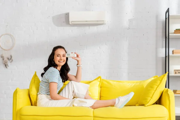 Side View Beautiful Girl Smiling Camera While Holding Remote Controller — Stock Photo, Image