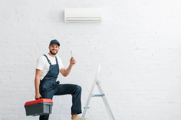 Smiling Workman Uniform Holding Screwdriver Ladder Air Conditioner Wall — Stock Photo, Image