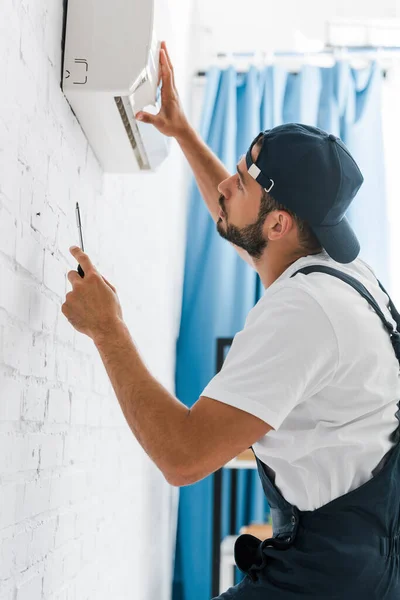 Side View Handyman Fixing Air Conditioner Screwdriver — Stock Photo, Image