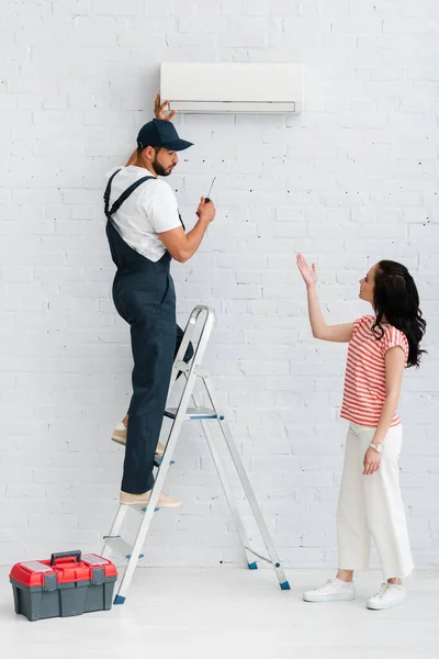 Side View Woman Pointing Hand Workman Fixing Air Conditioner — Stock Photo, Image