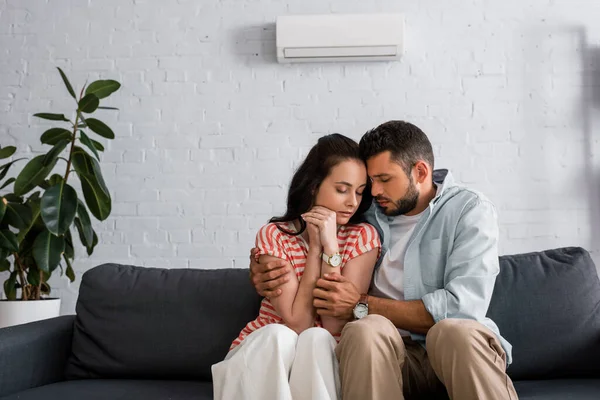 Hombre Guapo Abrazando Novia Mientras Siente Frío Sala Estar — Foto de Stock