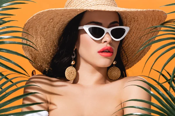 Chica Atractiva Gafas Sol Sombrero Paja Cerca Hojas Palma Aisladas — Foto de Stock