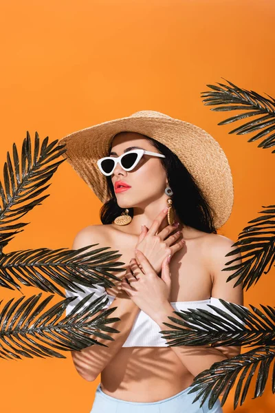 Stijlvolle Vrouw Met Zonnebril Strohoed Die Hals Raakt Bij Palmbladeren — Stockfoto