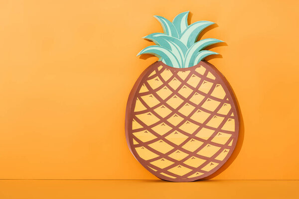 бумажный рисунок ананас на апельсине с копировальным пространством, летняя концепция
 