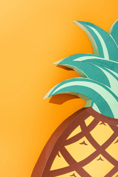 Бумажные рисунки ананаса на апельсине, летняя концепция
 