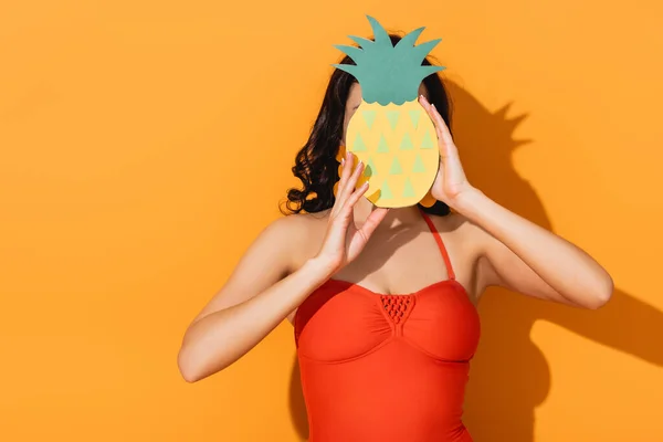 Frau Badeanzug Bedeckt Gesicht Mit Papiergeschnittener Ananas Auf Orange — Stockfoto