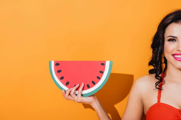 Bijgesneden Mening Van Vrolijke Vrouw Met Papier Gesneden Watermeloen Oranje — Stockfoto