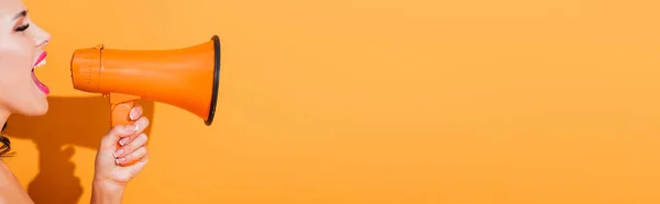 오렌지 메가폰으로 소리치는 여성의 파노라마 — 스톡 사진