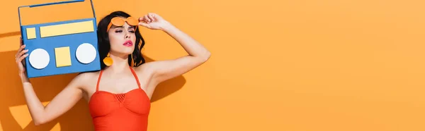 Cosecha Panorámica Mujer Con Estilo Traje Baño Tocando Gafas Sol — Foto de Stock