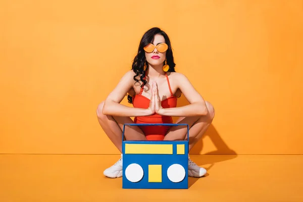 Trendige Junge Frau Turnschuhen Badeanzug Und Sonnenbrille Die Mit Betenden — Stockfoto