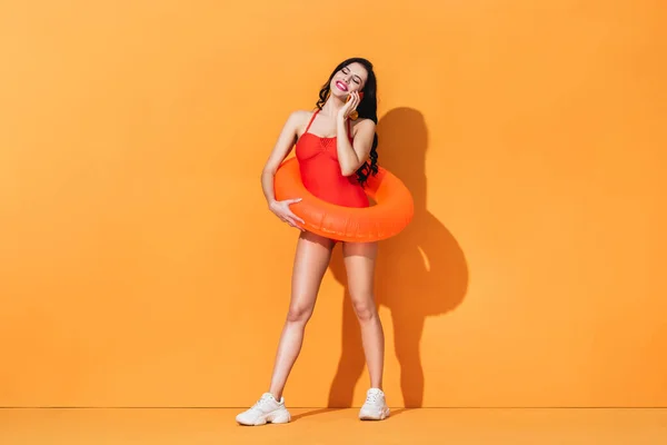 Mujer Feliz Traje Baño Con Anillo Inflable Celebración Cóctel Hablar — Foto de Stock