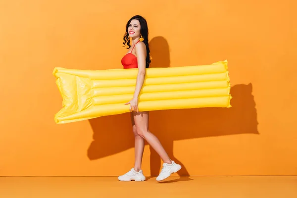 Glad Flicka Baddräkt Och Sneakers Håller Uppblåsbar Madrass Orange — Stockfoto