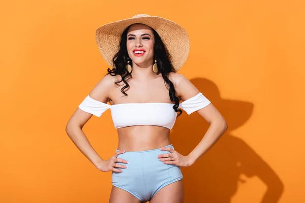 Chica Moda Traje Baño Pie Sombrero Paja Pie Con Las — Foto de Stock