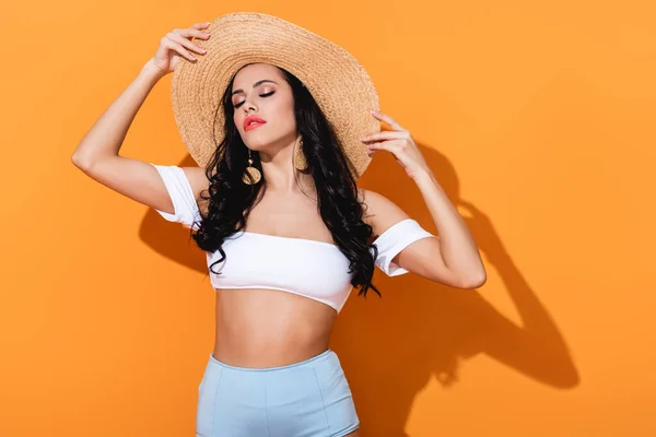Chica Moda Traje Baño Pie Tocando Sombrero Paja Naranja —  Fotos de Stock
