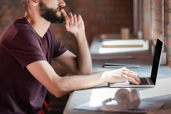 Enfoque Selectivo Hombre Negocios Barbudo Utilizando Portátil Cerca Auriculares Inalámbricos — Foto de Stock