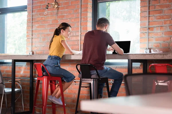 Enfoque Selectivo Mujer Negocios Feliz Mirando Compañero Trabajo Usando Ordenador — Foto de Stock