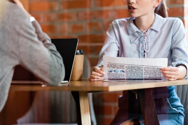 Bijgesneden Weergave Van Zakenman Met Behulp Van Laptop Buurt Van — Stockfoto