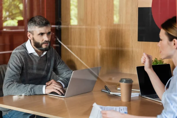 Selektivt Fokus För Skäggig Affärsman Tittar Affärskvinna Innehar Tidningen — Stockfoto