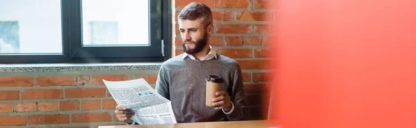 Orientación Panorámica Del Hombre Negocios Barbudo Sosteniendo Taza Papel Leyendo — Foto de Stock