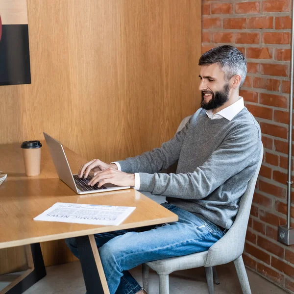 Bonito Empresário Sorrindo Usar Laptop Perto Jornal Copo Papel — Fotografia de Stock