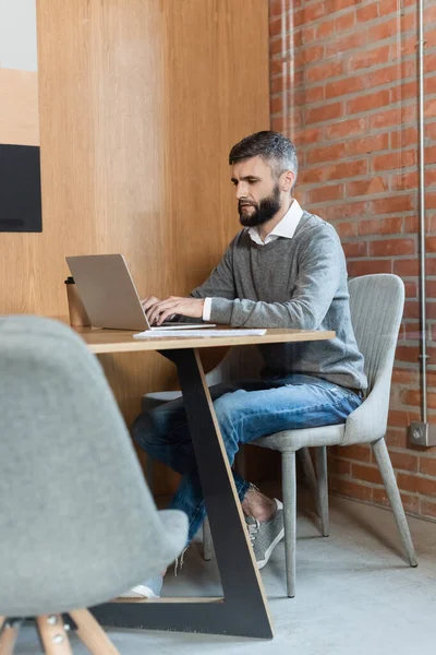 Modern Ofiste Dizüstü Bilgisayar Kullanan Konsantre Adamlarının Seçici Odağı — Stok fotoğraf