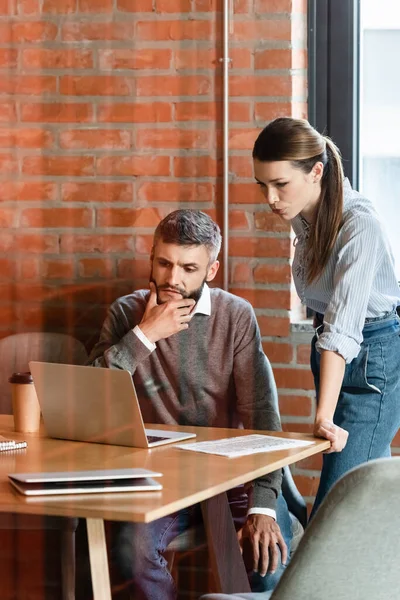 Pensive Zakenman Aantrekkelijke Zakenvrouw Zoek Naar Laptop Het Kantoor — Stockfoto