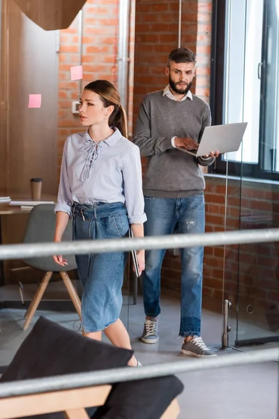 Selective Focus Attractive Businesswoman Walking Bearded Businessman Laptop — Stock Photo, Image