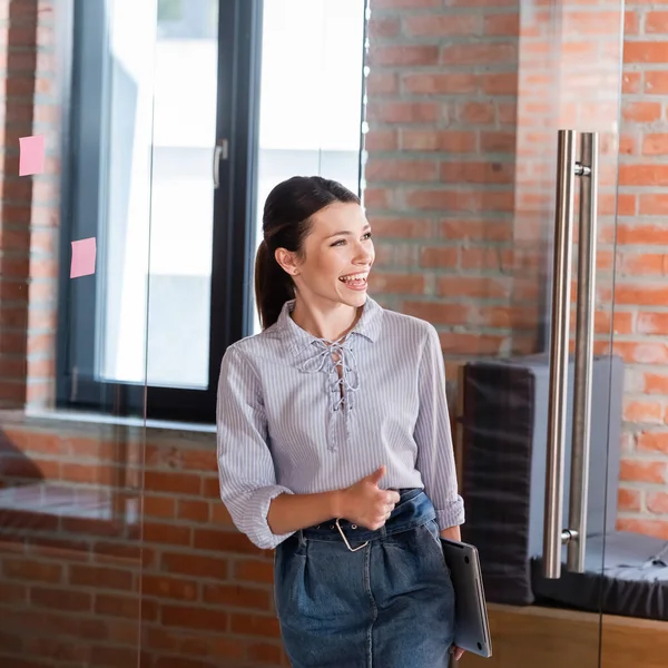 Alegre Mujer Negocios Mostrando Pulgar Hacia Arriba Oficina — Foto de Stock