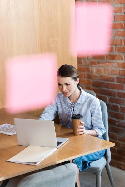 Selective Focus Businesswoman Using Laptop Holding Paper Cup — Stock Photo, Image