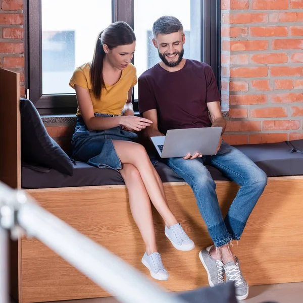 Selectieve Focus Van Aantrekkelijke Zakenvrouw Wijzend Met Hand Laptop Buurt — Stockfoto