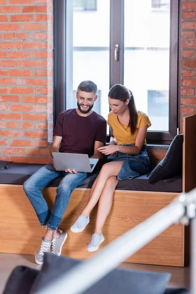 Enfoque Selectivo Mujer Negocios Que Apunta Con Mano Ordenador Portátil — Foto de Stock