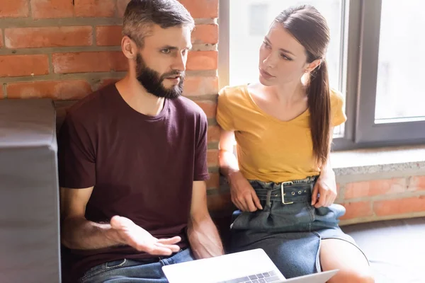 Zakenvrouw Zoek Naar Knappe Zakenman Gebaren Het Houden Van Laptop — Stockfoto