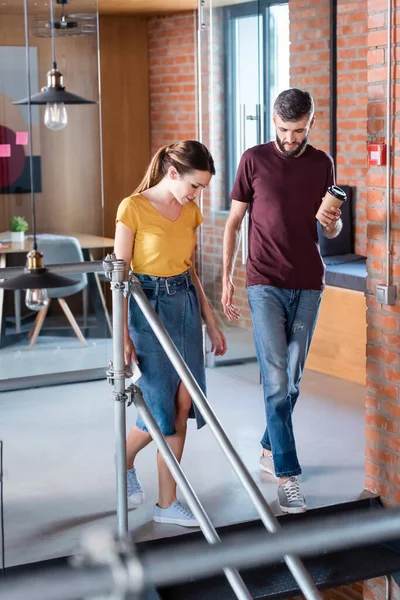 Enfoque Selectivo Compañeros Trabajo Caminando Por Escaleras Oficina — Foto de Stock