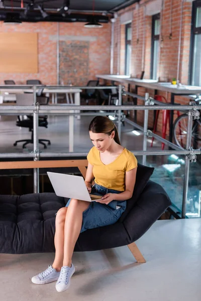 Schöne Geschäftsfrau Mit Laptop Während Sie Auf Dem Sofa Modernen — Stockfoto