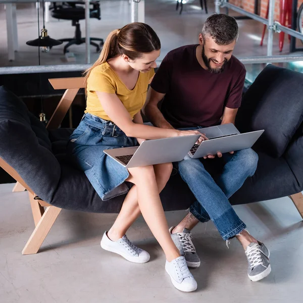 Gelukkig Zakenman Zakenvrouw Met Behulp Van Laptops Terwijl Zitten Bank — Stockfoto