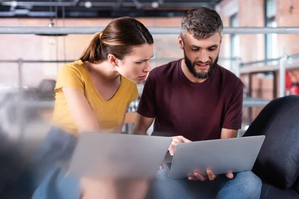 Selektiver Fokus Der Geschäftsfrau Und Emotionalen Geschäftsfrau Die Laptops Benutzt — Stockfoto