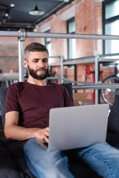 Homem Negócios Barbudo Sentado Sofá Usando Laptop Escritório — Fotografia de Stock