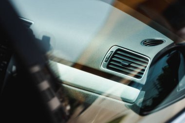 Otomobilin gösterge panelindeki havalandırma düzenleyicisinin seçici odağı 