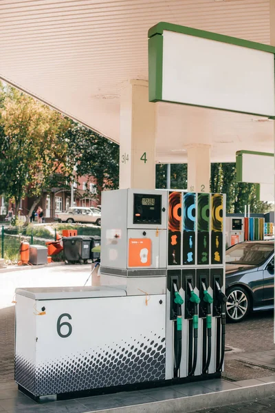 城市街道上配备燃油喷嘴的汽车加油站 — 图库照片