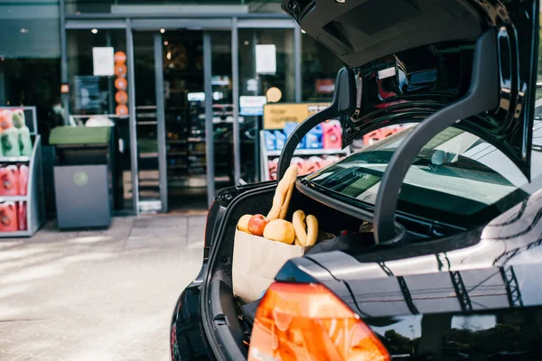 Selective Focus Shopping Bag Car Trunk Urban Street — Stock Photo, Image