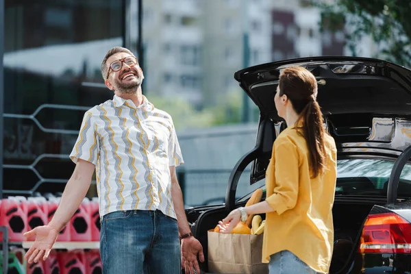 Selective Focus Smiling Man Standing Wife Open Trunk Car Urban — Stock Photo, Image