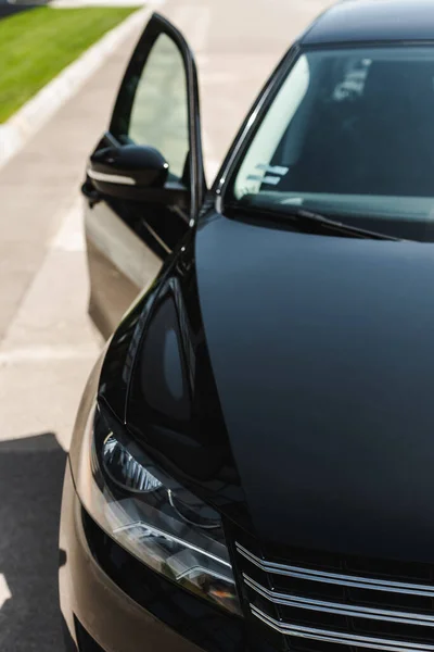 Zwarte Auto Met Open Deur Weg Buiten — Stockfoto