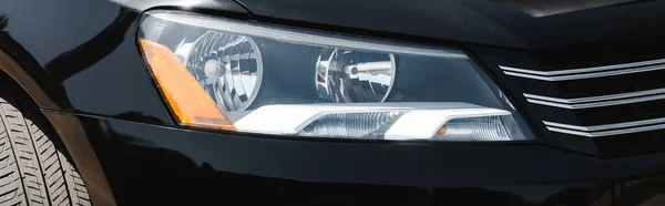 Panoramaaufnahme Des Scheinwerfers Eines Schwarzen Autos Mit Sonnenlicht — Stockfoto