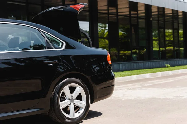 Carro Preto Com Tronco Aberto Rua Urbana Luz Dia — Fotografia de Stock