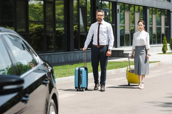 Selective Focus Businesswoman Suitcase Walking Colleague Car Urban Street — Stock Photo, Image