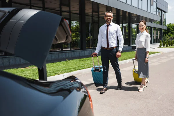 Selective Focus Smiling Business People Walking Suitcases Car Open Trunk — Stock Photo, Image
