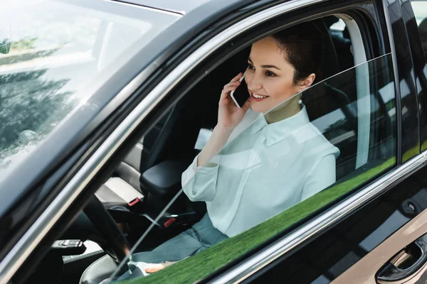 Smiling Businesswoman Talking Smartphone While Sitting Driver Seat Car — Stock Photo, Image