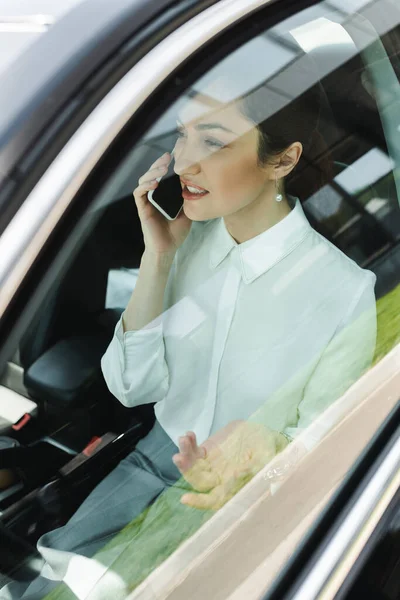Kadınının Arabada Akıllı Telefondan Konuşmasının Seçici Odak Noktası — Stok fotoğraf